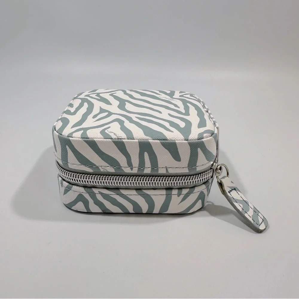 Milly Gray & White Animal Print Zip Closure Jewelry Travel Organizer Carrier New